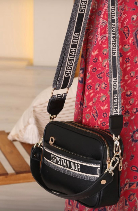 کیف زنانه اسپرت دستی و دوشی ۳ زیپ مارک دیور Dior جنس چرم مصنوعی شرانگ خارجی
