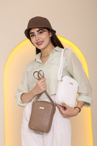 کیف زنانه پاسپورتی ایستاده Lv جنس چرم مصنوعی