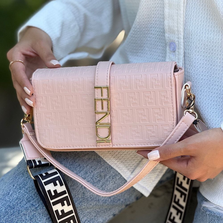 کیف زنانه پاسپورتی دستی و دوشی مارک Fendi جنس چرم مصنوعی خارجی