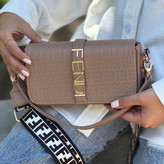 کیف زنانه پاسپورتی دستی و دوشی مارک Fendi جنس چرم مصنوعی خارجی