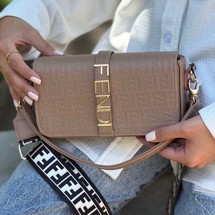 کیف زنانه پاسپورتی دستی و دوشی مارک Fendi جنس چرم مصنوعی خارجی