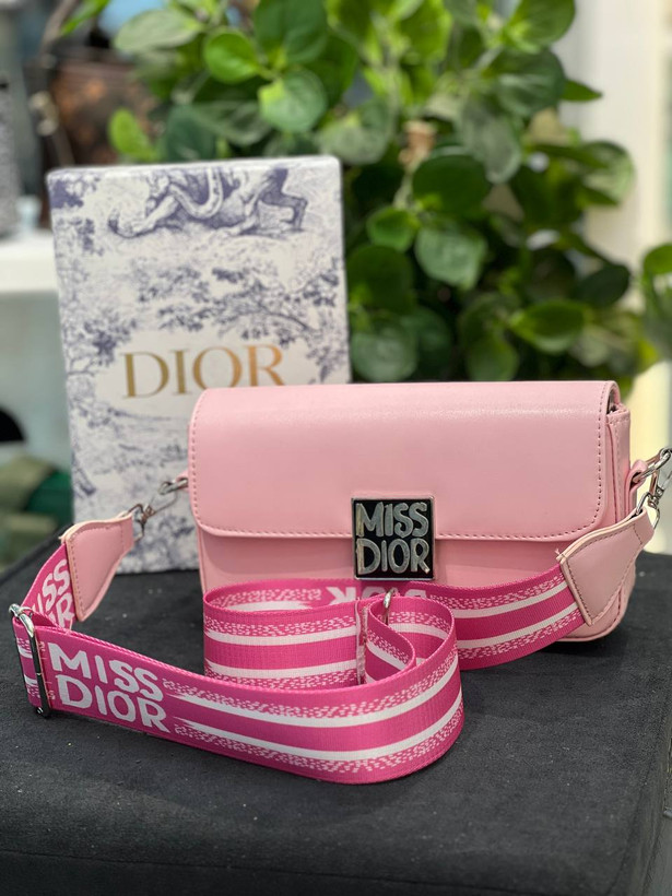 کیف دخترانه پاسپورتی مارک miss dior جنس چرم مصنوعی