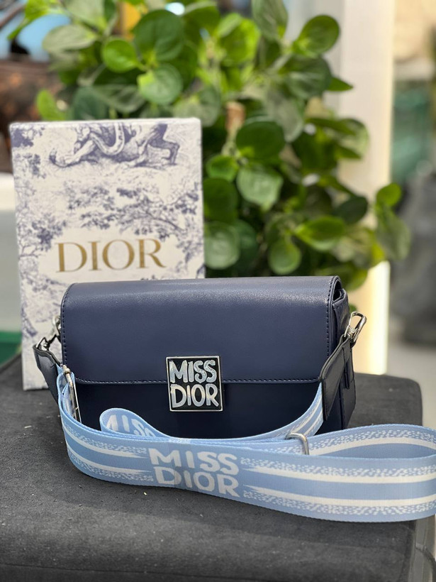 کیف دخترانه پاسپورتی مارک miss dior جنس چرم مصنوعی