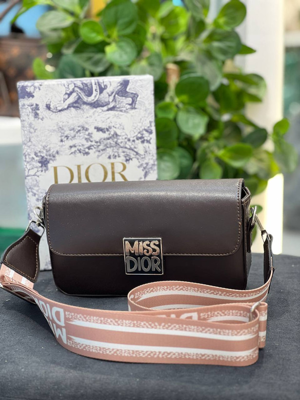 کیف دخترانه پاسپورتی مارک miss dior جنس چرم مصنوعی
