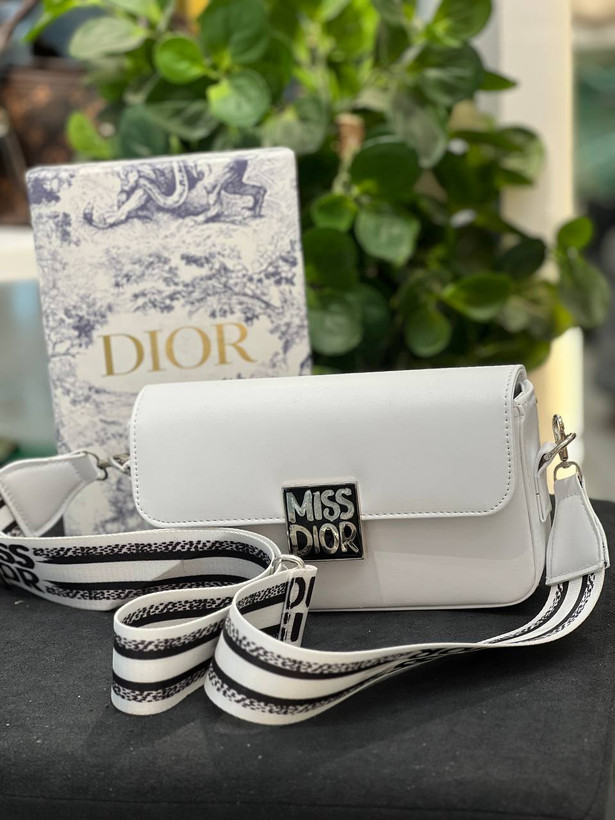 کیف دخترانه پاسپورتی مارک miss dior جنس چرم مصنوعی