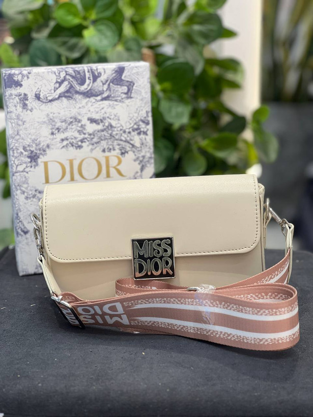 کیف دخترانه پاسپورتی مارک miss dior جنس چرم مصنوعی