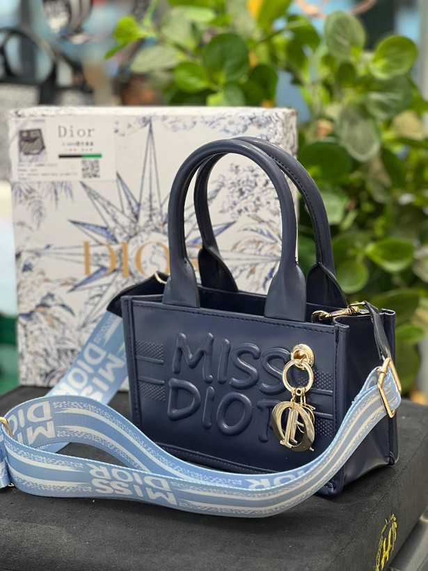 کیف دخترانه مارک Dior مدل دستی و دوشی جنس چرم مصنوعی خارجی