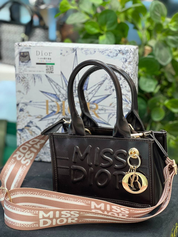کیف دخترانه مارک Dior مدل دستی و دوشی جنس چرم مصنوعی خارجی