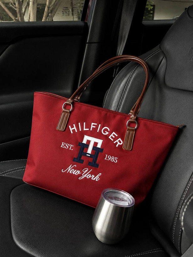 کیف زنانه مارک Tommy مدل رو دوشی جنس پارچه برزنت خارجی با کیفیت