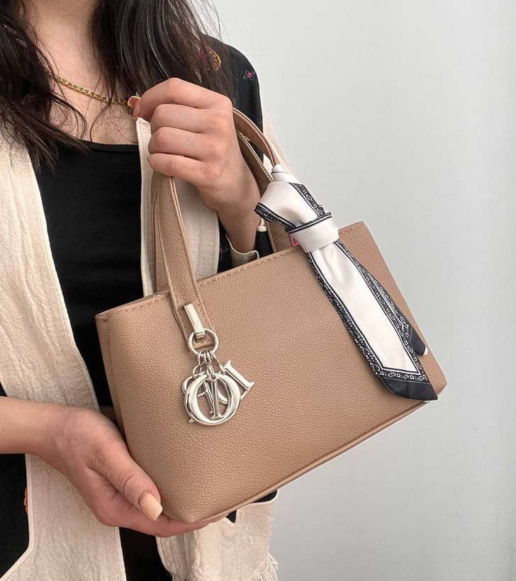 کیف زنانه مارک Dior مدل دستی و دوشی از جنس چرم مصنوعی خارجی