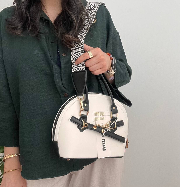 کیف زنانه مارک miumiu مدل دستی و دوشی از جنس چرم مصنوعی خارجی درجه ۱