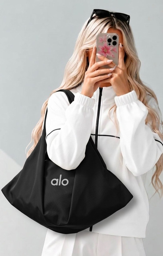 ساک ورزشی زنانه مثلثی مارک Nike و alo از جنس پارچه دیبا خارجی ضد آب