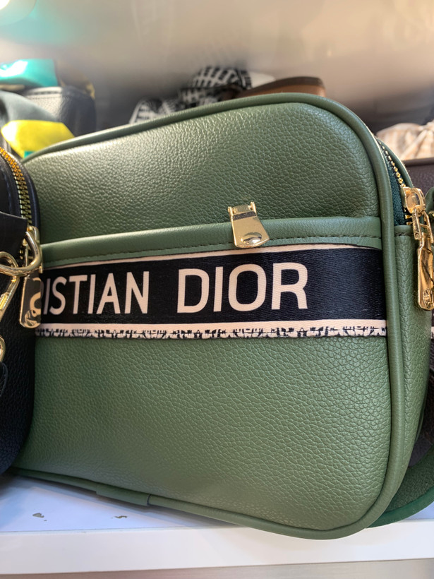 کیف زنانه پاسپورتی مارک dior مدل دوشی ۳ زیپ جنس چرم مصنوعی شرانگ خارجی