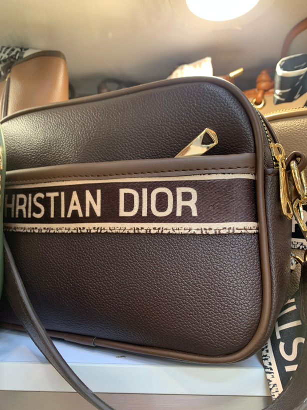 کیف زنانه پاسپورتی مارک dior مدل دوشی ۳ زیپ جنس چرم مصنوعی شرانگ خارجی